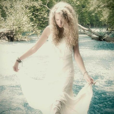 Taylor Swift Debut Era Photoshoot, Debut Aesthetic, Taylor Swift Country, Taylor Swift Debut Album, Taylor Swift 2006, Taylor Swift Debut, Taylor Swift Photoshoot, Debut Photoshoot, Aesthetic Era