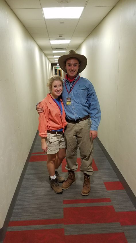 Ellie Sattler & Alan Grant Jurassic Park Halloween Costumes Alan Grant Costume, Alan Grant Jurassic Park, Jurassic Park Halloween, Jurassic Park Costume, Ellie Sattler, Scientist Costume, Alan Grant, Couple Costume, Costumes Ideas