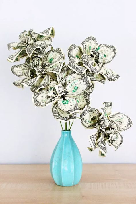 Toothpick Crafts, Money Leis, Money Rose, Money Art, Folding Money, Diy Graduation Gifts, Dollar Bill Origami, Money Flowers, Money Bouquet