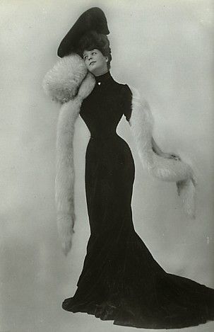 Camille Clifford - a fashion icon in 1900s. The black dress show her perfect hourglass boby. Her hairstyle is Gibson Girl style. 1900 Fashion Women Dresses, Edwardian Fashion Women, Camille Clifford, Dress 1900, Charles Dana Gibson, The Black Dress, Dana Gibson, 1900 Fashion, 1900s Fashion