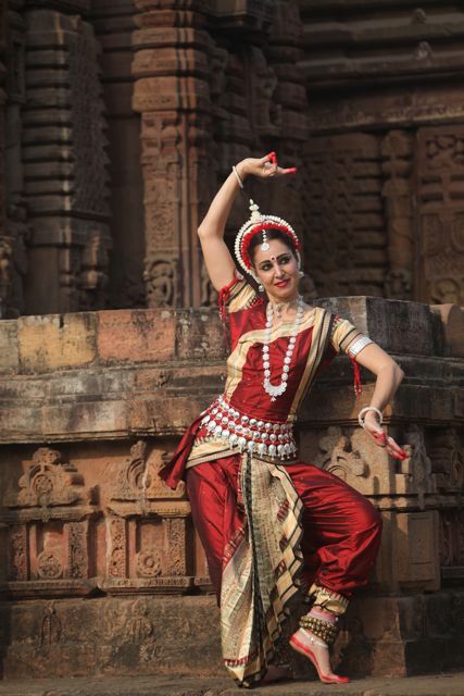 Odissi is a devotional dance form originating in the temples of ancient India. Curvaceous movements, sculptured poses, fluid grace, and impeccable rhythm characterize this vibrant art. Odissi Dance, تاج محل, Indian Classical Dancer, Bharatanatyam Poses, Dance Of India, Indian Women Painting, Indian Classical Dance, Indian People, Traditional Dance