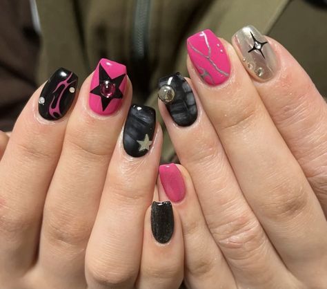 Short Gel Nails Y2k, Gel Nail Designs Short Nails Y2k, Gel Nail Designs Short Nails 2000s, Y2k Gel Nails, Y2k Short Natural Nails, Short Nails Y2k, Y2k Nails Black And Pink, Y2k Short Nails, Basketball Nails