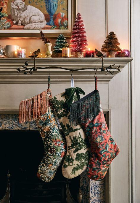 Christmas 2025 Trends Decoration, Vintage Christmas Stockings Ideas, Holiday Goals, Vintage Inspired Christmas Decor, Christmas Booth, Anthropologie Christmas, Eid Decor, Trends 2025, House Of Hackney