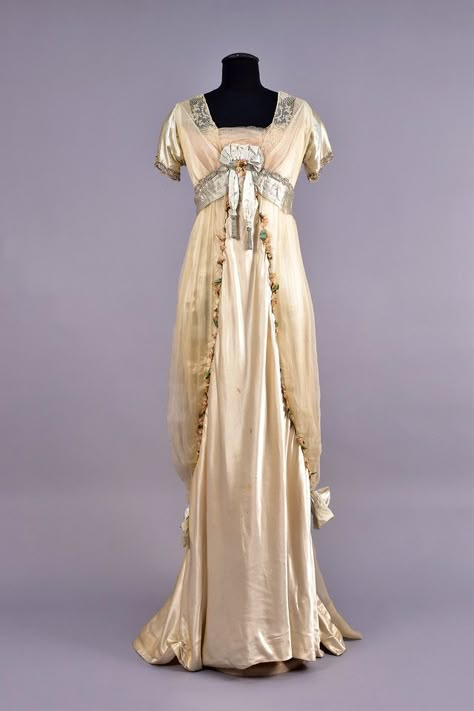 Evening Dress House of Worth c.1910s Whitaker Auction 1910 Evening Gown, House Of Worth Gowns, Historical Fashion Victorian, 1910s Dress, Outfits 20s, Gaun Abad Pertengahan, Fashion 1910, Historical Clothes, House Of Worth