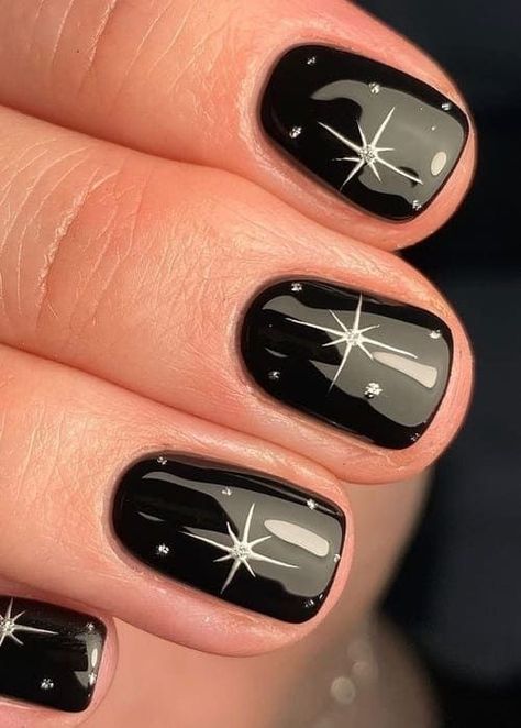 New Years Nail Polish Ideas, Black Nails New Years Eve, New Years Nail Designs For Kids, New Years Short Gel Nails, New Year’s Eve Nails Design Short, New Years Shellac Nails, Nye Nails Black And Silver, Short Round Nye Nails, New Years Fingernails