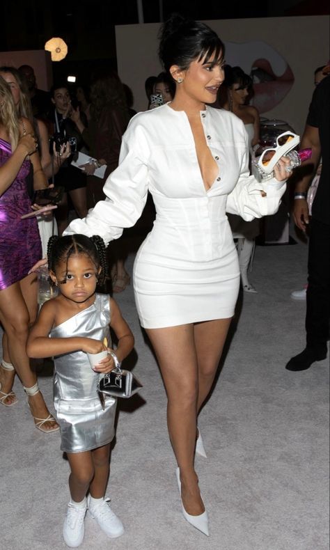 King Kylie Outfit, Kylie Jenner White Dress, Kylie Jenner Style 2014, Look Kylie Jenner, Kylie Jenner Look, Kylie J, Jenner Family, Kylie Jenner Outfits, Kylie Jenner Style