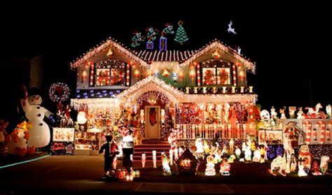 Best Decorated House Award....cute idea! I think we'll take the kids out & pick our neighborhood winner & drop off our own card & gift. We can do it anonymously & leave it at the front door. Happy Home Fairy, Christmas Lights Outside, Christmas Light Installation, Christmas House Lights, Christmas Light Displays, Christmas Lighting, November 1st, Xmas Lights, Led Christmas Lights