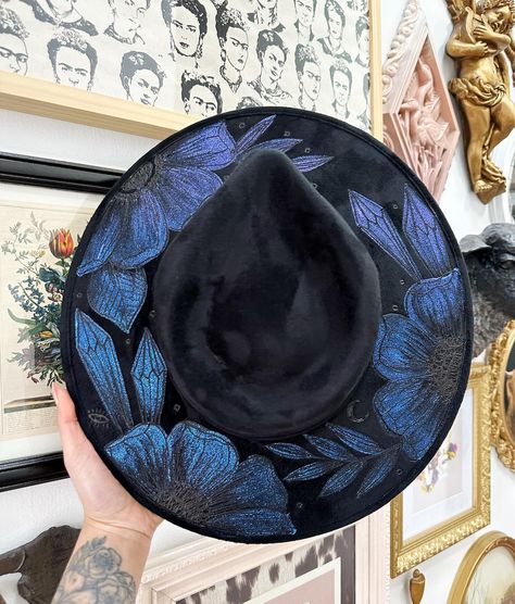 Tattooed hats, cowgirl hats and fedoras ✨ 20 new hats went up today! 😱 Some of these have been sitting at my desk for weeks waiting to get final touches to them! These hats are meant to be worn! Even in arizona and texas heat! 😉 One of one! #hats #hat #fedora #fedorahat #fedorahats #cowgirlstyle #westernstyle Green Fedora Hat, Hand Painted Hats, Hats Cowgirl, Textured Hat, Painted Boots, Hat Fedora, Painted Hats, One Of One, Hat Ideas