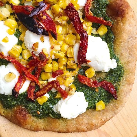 Flatbread Pizzas with Pesto, Corn, Goat Cheese and Sundried Tomatoes Corn Flatbread, Pesto Corn, Sundried Tomato Recipes, Orzo Salat, Flatbread Pizzas, Easy Flatbread Recipes, Pizza Lasagna, Easy Flatbread, Sundried Tomatoes