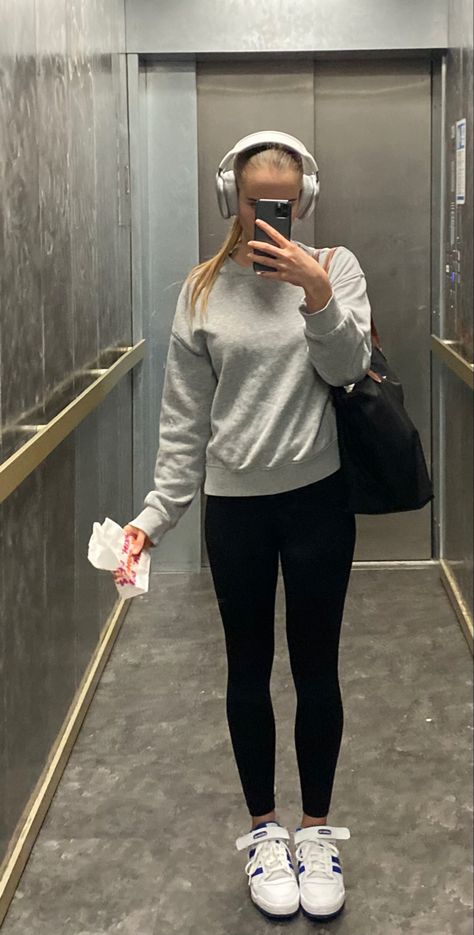 Gym Headphones Outfit, Outfit Inspo Headphones, Gym Outfit Headphones, Apple Headphones Outfit, Apple Headphones Aesthetic Outfit, Gym Outfit With Headphones, Outfits With Headphones, Apple Headphones Aesthetic, Beats Headphones Outfit