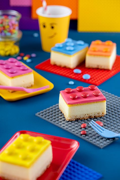 Kuchen-Rezept für den Lego®-Kindergeburtstag: Bausteinkuchen aus fertigen Käsekuchen. Schnell und einfach ohne Backen - Weitere Tipps und Deko-Ideen gibt's auf www.kuchenkult.de #coppenrathundwiese #kuchenkult #kindergeburstag #Geburtstag #Käsekuchen #Kuchen #Lego #Legokuchen #party #baustein #kinder #deko #Rezept #tipp #schnell #einfach #hack #pimpen #essen Lego Torte, Warm Scarves, Lego Party, Fun Kids Food, Cozy Blankets, Mini Cheesecake, Kids Meals, Kids Party, Cheesecake