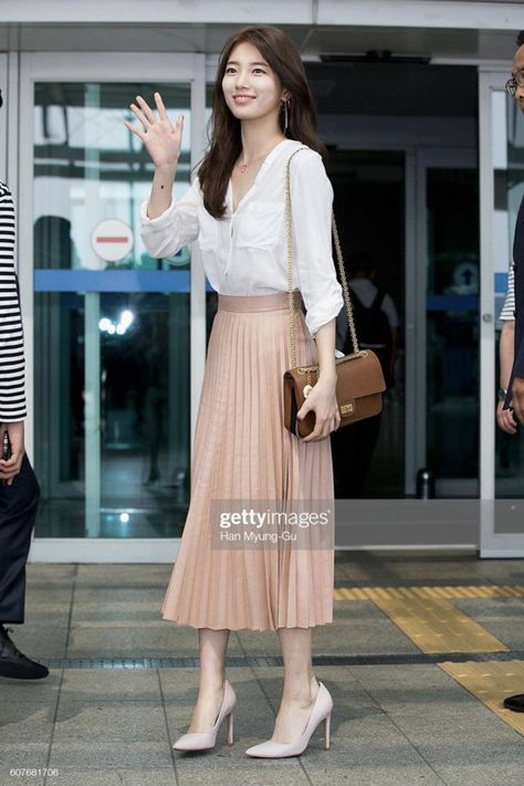 Bae Suzy Suzy Outfits, Suzy Bae Fashion, Bae Outfits, Suzy Dress, Casual Office Style, Korean Couple Photoshoot, Suzy Bae, Bae Suzy, Classy Work Outfits