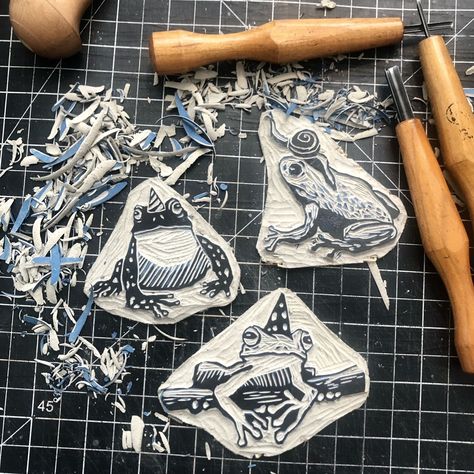 We carve all of our designs out of biodegradable lino and roll on ink to make our printed t-shirts! They are available on our depop and our tiktok shows the printing process! 🤍 Beginner Linocut Ideas, Lino Printing On Fabric, Lino On Fabric, Lino Print Fabric, Linoleum Printmaking Ideas, Linocut T Shirt, Lino Print On T Shirt, Linoleum Block Printing Ideas, Linoprint Shirt