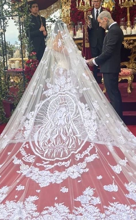 Wedding Dress Kourtney Kardashian, Journey Kardashian Wedding, Celebrities In Wedding Dresses, Kourtney Kardashian Wedding Veil, Kourtney Kardashian Veil, Courtney Kardashian Wedding, Wedding Dress Long Train And Veil, Kortney And Travis Wedding, Kourtney Kardashian Wedding Dress