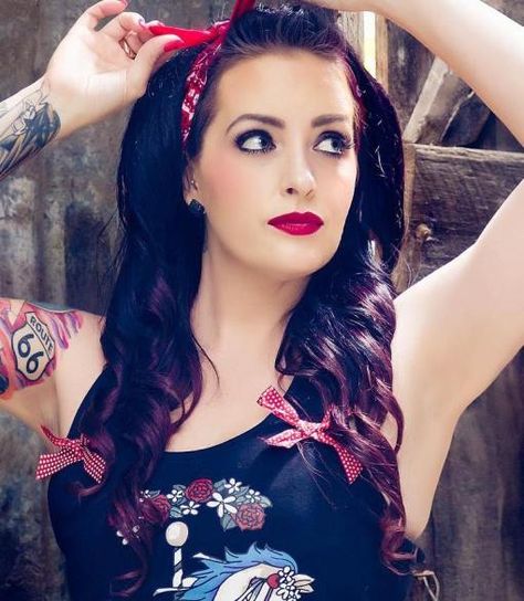 Pin Up Hairstyle With A Scarf Pin Up Hairstyles For Long Hair, Pin Up Girl Hairstyles, Maquillage Pin Up, Stile Pin Up, Pin Up Hairstyles, Rockabilly Mode, Rockabilly Lifestyle, Rockabilly Girls, Inspired Hairstyles