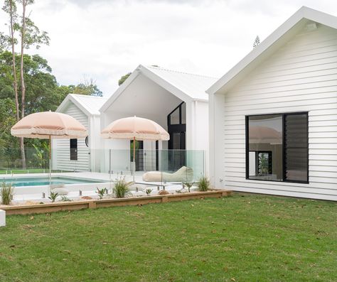 Barleycorn Residence, designed and custom built by TyStyle Construction, is a stunning modern coastal home featuring a #COLORBONDsteel roof in the colour #Surfmist using a #Lysaght #TRIMDEK profile. Photographer - Rikki Lancaster #tystyle Pool And Pool House, Beach House Flooring, Hamptons Interior, Louvre Windows, Modern Coastal Home, Timber Frame House, Living Roofs, Harmony House, Barn Style House