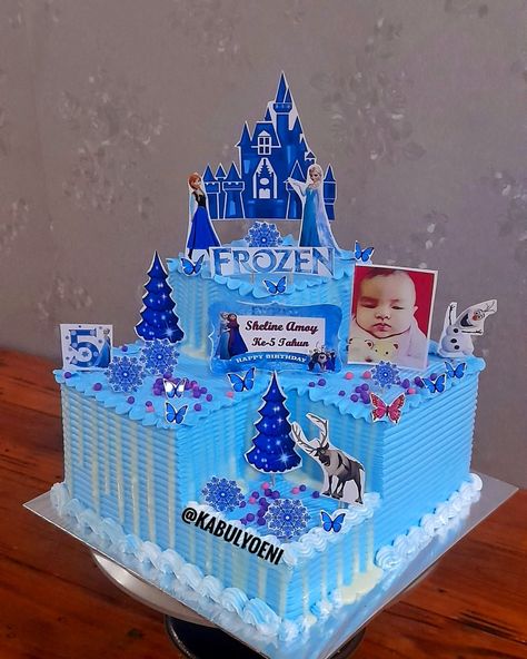 Barbie Cake Square, Kue Ulta, Prince Baby Shower Cake, Baby Cake Design, Square Birthday Cake, Drip Cake Recipes, Disney Princess Cake Topper, Bolo Rapunzel, Modern Birthday Cakes