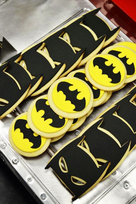 Batman Cookies Más Batman Snacks For Party, Batman Birthday Cookies, Batman Birthday Shirt, Batman Cakes For Boys, Batman Birthday Ideas, Batman Theme Party, Batman Cookies, Batman Themed Birthday Party, Lego Batman Birthday