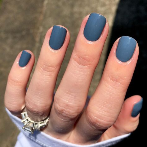 35 Early Fall Nails to Inspire You Goodie Bag Nail Color, Early Fall Manicure, Fall Blue Dip Nails, Solid Color Nails For Pale Skin, Transition To Fall Nail Colors, Sns Blue Nails, Spring Nails For Pale Skin, Fall Nails For Teens, Beach Nails Solid Color