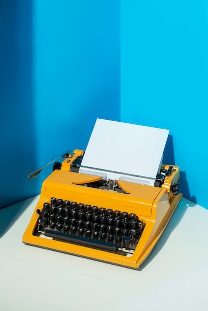 Typewriter Aesthetic Vintage Typewriters, Type Writer Aesthetic Vintage, Vintage Product Photography, Ideas Are Bulletproof, Typewriter Vintage, Vintage Letters, Retro Typewriter, Retro Office, Machine Photo