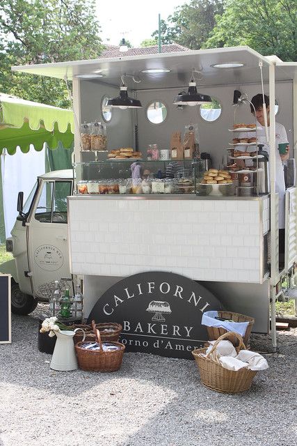 Orticola 2009 | California Bakery | Flickr Produce Truck, Coffee Camper, Food Truck Design Interior, Foodtrucks Ideas, Food Truck Events, Gerobak Dorong, Mobile Coffee Shop, Cafeteria Food, Coffee Trailer