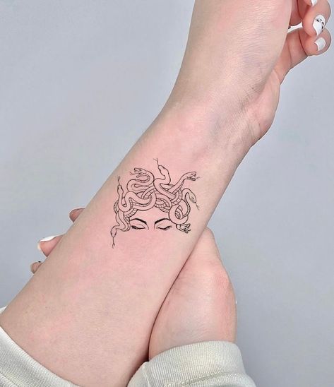 Tattoo Medusa Feminina, Fine Line Medusa Tattoo, Feminine Medusa Tattoo, Sa Tattoos, Small Medusa Tattoo, Hand Tattoo Cover Up, Tattoo Medusa, Tattoo Meaningful, Tattoo Tiny