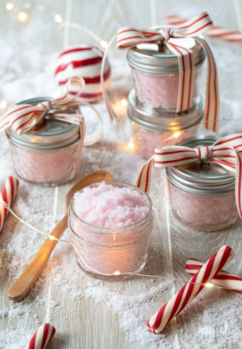 Diy Peppermint Sugar Scrub, Christmas Sugar Scrubs, Sugar Scrub Diy Peppermint, Peppermint Scrub, Peppermint Sugar Scrub, Peppermint Sugar Scrubs, Diy Christmas Decor Ideas, Sugar Scrub Homemade, Peppermint Sugar