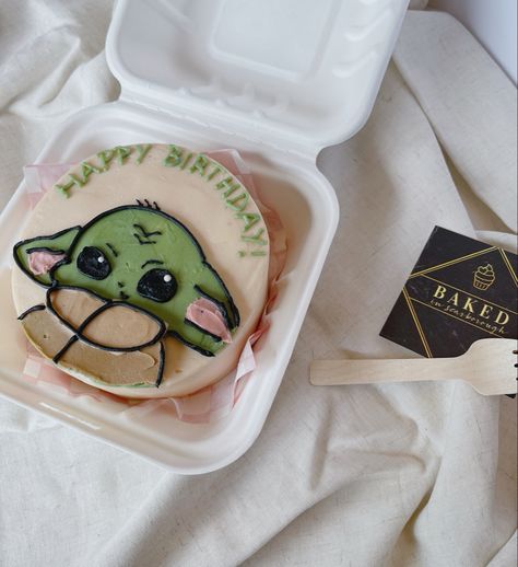 For all my starwars fans out there! Check out my baking page on ig @bakedinscarborough #bentocake #lunchboxcake #minicake #babyyoda #yodacake #starwars Starwars Cakes Birthday, Starwars Dessert, Yoda Cake, Cake For Boyfriend, Anime Cake, Mini Torte, Cake Aesthetic, Star Wars Cake, Funny Birthday Cakes