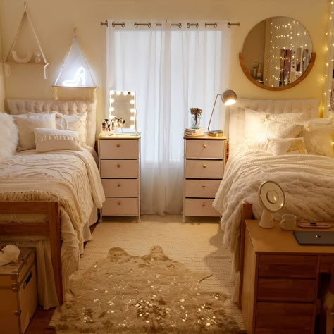 modern farmhouse dorm room modern farmhouse dorm room  ideas farmhouse dorm room ideas western dorm room ideas farmhouse modern farmhouse dorm room ideas college dorm room ideas farmhouse High Dorm Room Bed, Vanilla Dorm Room Aesthetic, Cozy Dorm Decor, Matching Dorm Room Ideas Roommate, Cottage Dorm Room Ideas, Room Ideas With Plants, Pastel Dorm Room Ideas, Clean Dorm Aesthetic, White Dorm Room Ideas