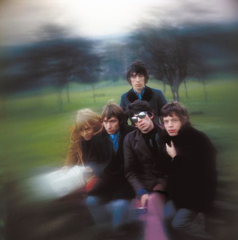 Gered Mankowitz: The Rolling Stones in Primrose Hill of Regent's Park, London, in 1966. This is an outtake from their Between the Buttons cover shoot. Gered Mankowitz, Rolling Stones Tour, Morrison Hotel, Band Photoshoot, Rollin Stones, Brian Jones, Like A Rolling Stone, Primrose Hill, Band Photography