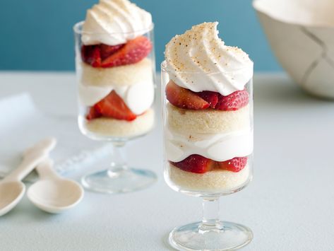 Cookout Desserts, Strawberry Trifle, Trifle Dish, Trifle Recipe, Giada De Laurentiis, Cooking Channel, Baked Dessert Recipes, Strawberry Recipes, Mini Desserts