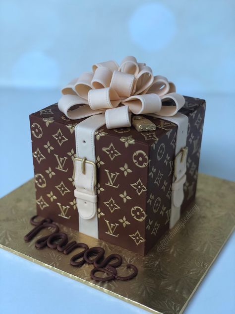 Chanel Birthday Cake, Queens Birthday Cake, Louis Vuitton Cake, Birthday Cake For Boyfriend, Chanel Birthday, Small Birthday Cakes, Fashion Cake, Luxury Cake, 21st Birthday Cakes