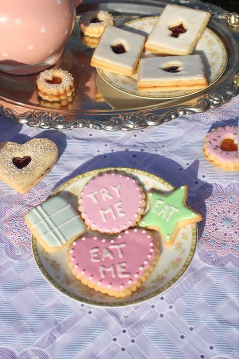 Alice Tea Party Ideas, Alice In Wonderland Themed Desserts, Eat Me Cookies, Alice In Wonderland Baking, Alice In Wonderland Sweets, Pastel Alice In Wonderland Party, Alice In Wonderland Desserts, Alice In Wonderland Picnic, Alice In Wonderland Pastries