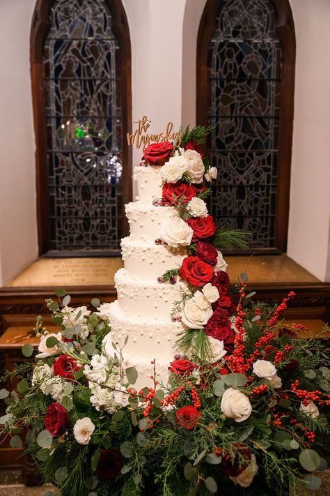 Christmas Wedding Tables Ideas, December Wedding Decorations Wedding Table Decor, Silver Christmas Wedding, Winter Wedding Red And White, December Wedding Cake Ideas, Christmas Wedding Church Decor, Small Christmas Wedding Ideas, Classic Christmas Wedding, Christmas Wedding Cake Table