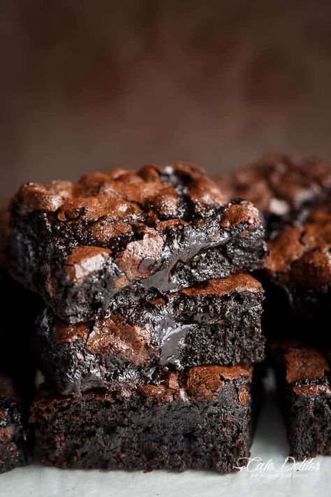 Brownie Recipe With Oil, Cacao Brownies, Brownies Decorados, Chewy Brownies Recipe, Cocoa Brownies, Fudgy Brownie Recipe, Best Brownie Recipe, Decadent Chocolate Desserts, Carob Powder