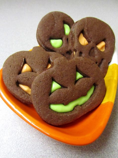 Halloween Brownie Roll Out Cookie Sandwiches. #food #Halloween #brownies #cookies Halloween Brownie, Snack Halloween, Halloween Fingerfood, Halloween Backen, Pasteles Halloween, Halloween Brownies, Recetas Halloween, Cookie Sandwiches, Halloween Baking