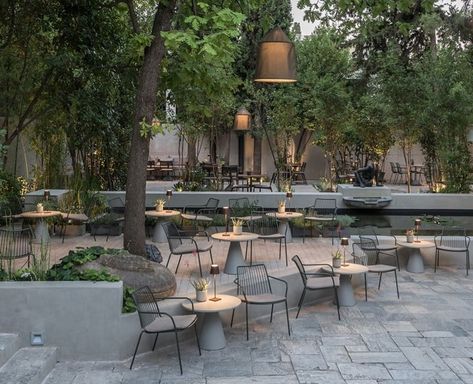 Open Air Restaurant, Garden Chairs Metal, Open Restaurant, Outdoor Restaurant Design, Cafe Seating, Restaurant Patio, Restaurant Seating, Areas Verdes, Outdoor Cafe