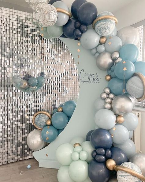 Two The Moon Balloons, First Birthday Ballons Decoration Ideas, One Year Around The Moon Birthday, Space Cake First Birthday, Over The Moon Balloon Garland, Two The Moon Balloon Garland, Space Birthday Backdrop, Moon And Sun Party, First Trip Around The Sun Pictures