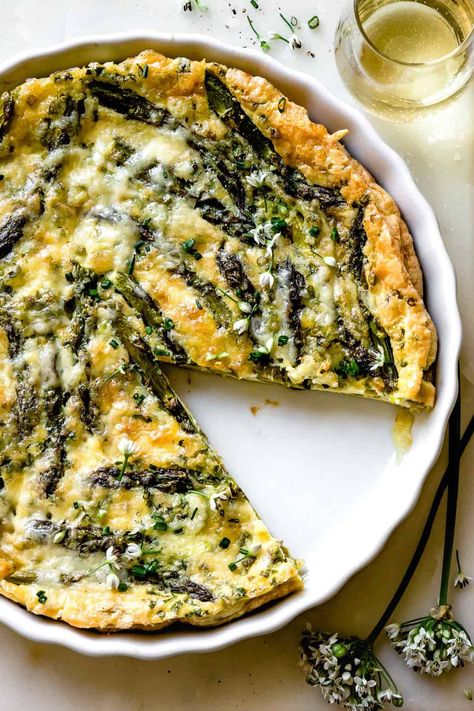 Easy asparagus crustless quiche made in under an hour that can be gluten-free, grain-free, and dairy-free! Breakfast Leftovers, Asparagus Quiche Recipes, Quiche Recipes Crustless, Gluten Free Quiche, Easy Asparagus, Asparagus Quiche, Bojon Gourmet, Weekday Breakfast, Savory Pies