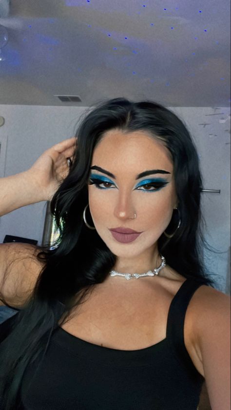 Blue And Black Makeup, Dark Blue Makeup Looks, Westwood Pearl Necklace, Night Luxe Aesthetic, Vivienne Westwood Pearl Necklace, Red Lips Makeup Look, Kim Kardashian Kylie Jenner, Night Luxe, Makeup Ojos