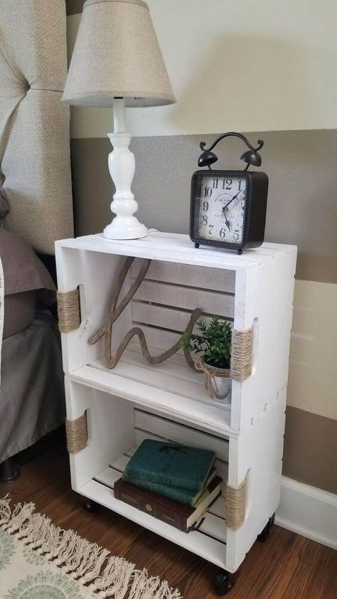 Diy Night Stand, Crate Nightstand, Crate Shelves, Diy Nightstand, Crate Furniture, Diy Furniture Hacks, Ideas Craft, Diy Holz, Craft Rooms