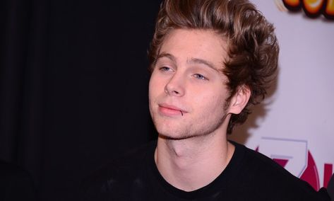 16 Times Luke Hemmings' Lip Ring Stole The Show From 5SOS & Basically Everything — PHOTOS Lip Piercing Ring, Constellation Piercings, Luke Roberts, Smiley Piercing, Body Suit Tattoo, Facial Piercings, Punk Scene, Belly Button Piercing, Lip Ring