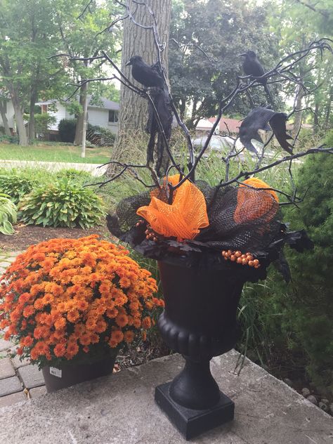 Spooky Halloween Planters, Halloween Tall Planter Ideas, Halloween Topiary Front Porches, Halloween Porch Pots, Halloween Porch Planters, Halloween Urns For Front Porch, Diy Halloween Planter Ideas, Halloween Urn Planter Ideas, Halloween Planter Ideas