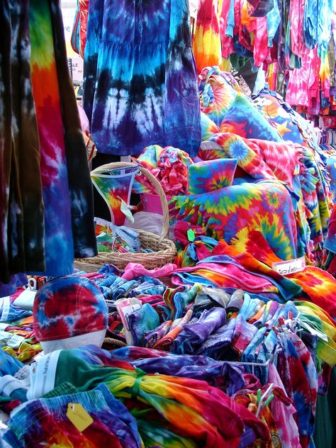 Diy Tie, How To Tie Dye, Hippie Chick, Happy Hippie, Hippie Life, Tie Dye Diy, Tie Dye Shirts, Dye Shirt, Over The Rainbow