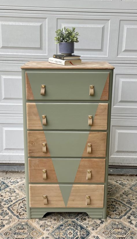 Diy Painted Dresser, Painted Dresser Ideas, Furniture Makeover Inspiration, Diy Furniture Flip, Dresser Ideas, Revamp Furniture, Refinishing Furniture Diy, Furniture Flip, Hallway Ideas Entrance