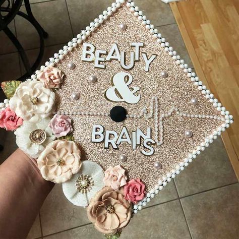 Gold Graduation Cap With Flowers #flowersgraduationcap Beauty School Graduation, Cosmetology Graduation, Cosmo School, Creative Graduation Caps, Creative Ideas To Make, Graduation Hats, High School Graduation Cap, College Graduation Cap Decoration, Diy Graduation Cap