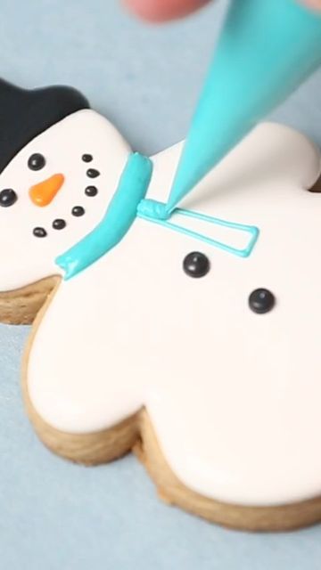 Stephanie | Little Cookie Co on Instagram: "Do you want to build a snowman? I sure do!! Full tutorial up, link in my profile! Cutter from @wiltoncakes . . . . #snowmancookie #snowman #doyouwanttobuildasnowman #royalicingcookies #biscuit #baking #howtodecoratecookies #cookietipsandtricks #cookietutorial #9gag #tasty #buzzfeedtasty #creators #youtubevideo" Snowman Royal Icing Cookies, Snowman Cookies Royal Icing, Christmas Snowman Cookies, Little Cookie Co, Snowman Sugar Cookies, Snowman Cookie, Wreath Cookies, Cookie Hacks, Best Carrot Cake