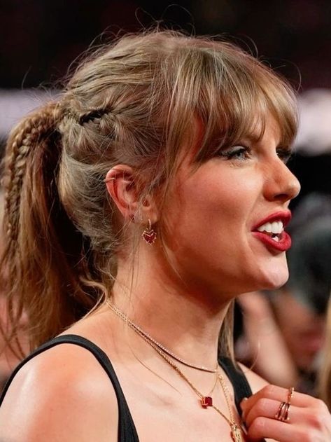 Taylor swift Super Bowl Hair, Blonde Ringlets, Taylor Swift Hairstyles, Taylor Swift Bangs, Iconic Taylor Swift, Luxurious Rings, Tyler Swift, Concert Hairstyles, Taylor Swift Funny