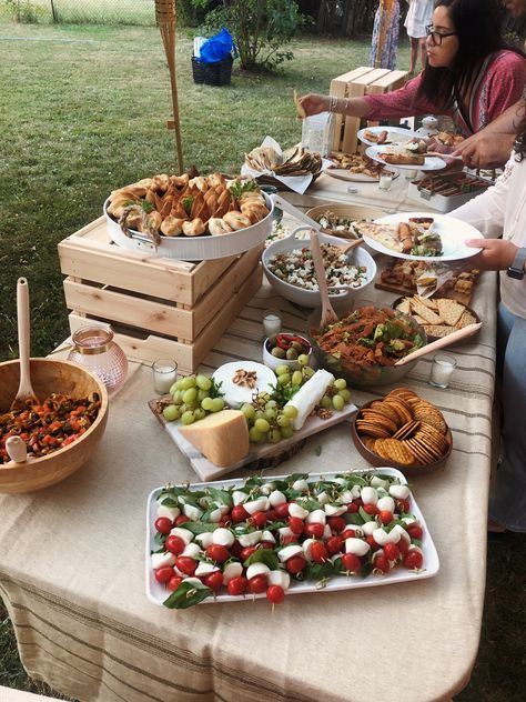 Garden Party Catering Ideas, Picnic Catering Ideas, Garden Bbq Party Decorations, Picnic Food Set Up, Picnic Style Party Food, Bbq Food Set Up Party Ideas, Engagement Party Buffet Ideas, Easy Garden Party Food, Picnic Style Wedding Food