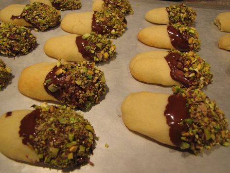 Surprise Cookie, Finger Cookies, Chocolate Dipped Cookies, Chocolate Pistachio, Pistachio Cream, Almond Paste, Buttery Cookies, Peanut Butter Balls, Holiday Cooking